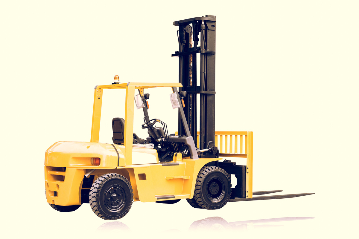 Yellow internal-combustion counterbalance forklift with pneumatic tires, shown on a plain light background